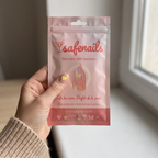 La pochette SafeNails dans la main