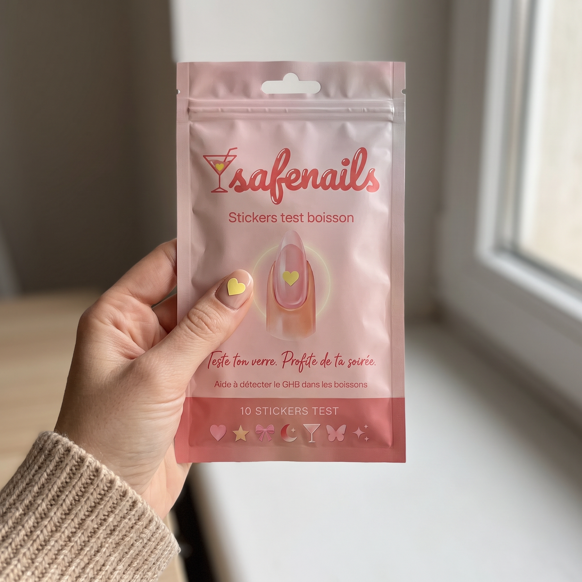 La pochette SafeNails dans la main