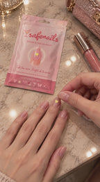 Avant de sortir : le sticker se pose sur l'ongle comme une déco, le sachet file dans la pochette