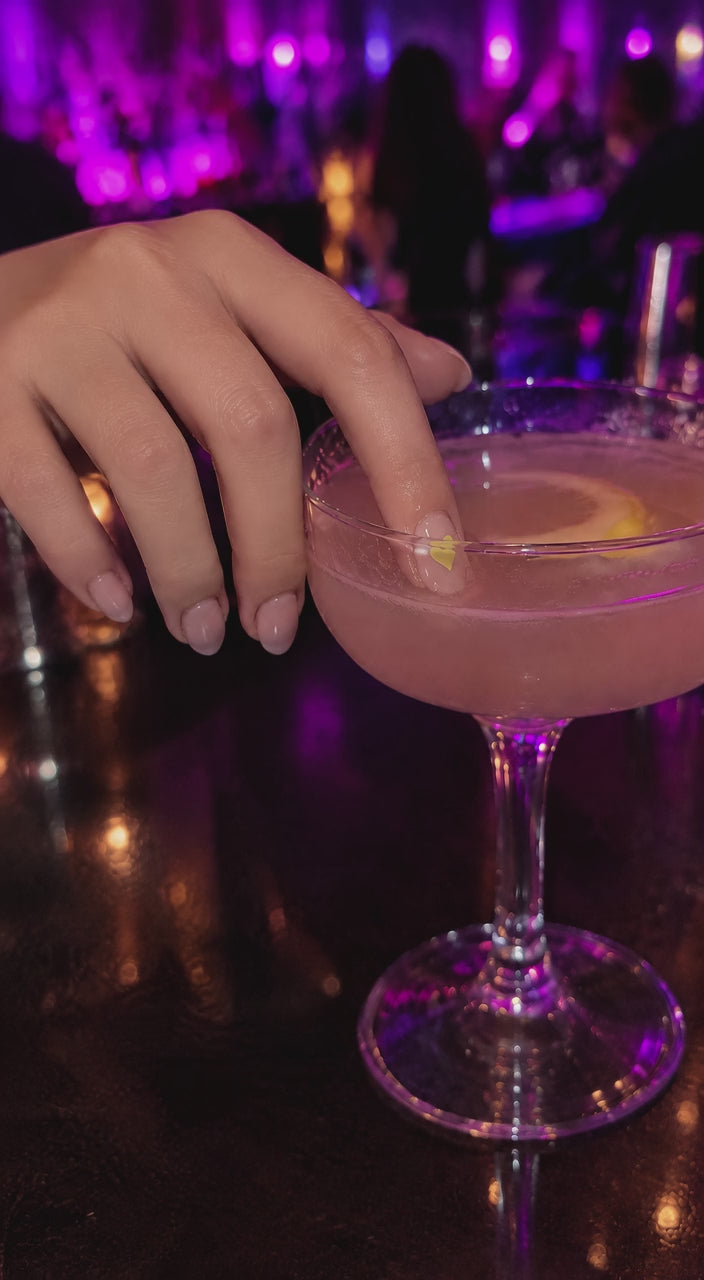 Le geste : le bout du doigt ressort du verre, le cœur reste jaune sur l'ongle, tout va bien
