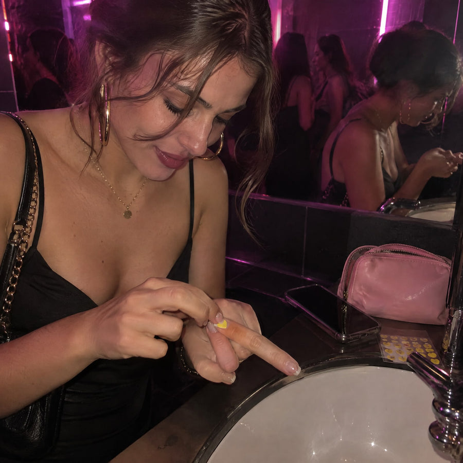 Étape 1 : elle colle le sticker sur son ongle