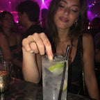 Elle trempe le bout du doigt dans son verre, en soirée