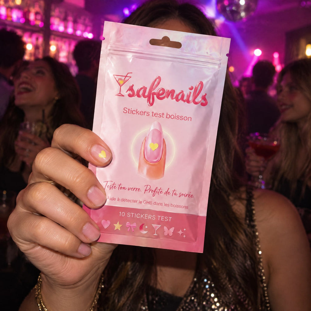 La pochette SafeNails de 10 stickers test boisson, tenue en main en soirée