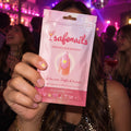 La pochette SafeNails de 10 stickers test boisson, tenue en main en soirée