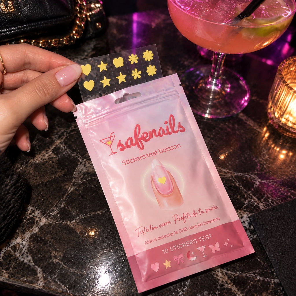 Le sachet SafeNails ouvert : la planche de 10 stickers test, cœurs, étoiles et fleurs